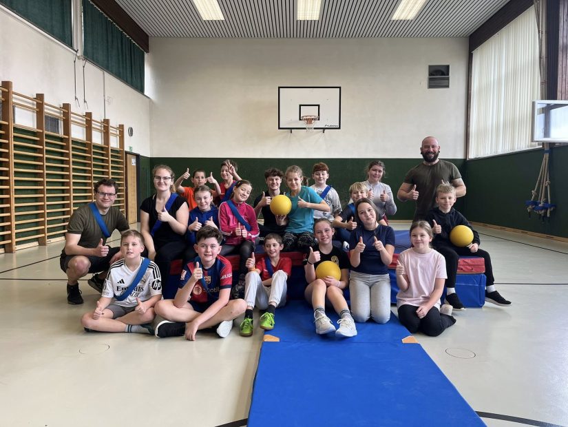 FEUERWEHRJUGENDAUSFLUG IN DIE TURNHALLE