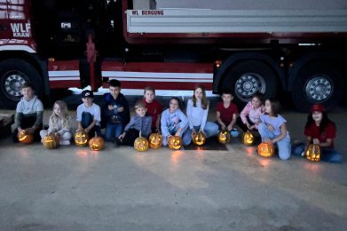 KÜRBIS-SCHNITZ-SPASS BEI UNSERER KINDERFEUERWEHR