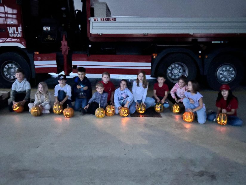KÜRBIS-SCHNITZ-SPASS BEI UNSERER KINDERFEUERWEHR