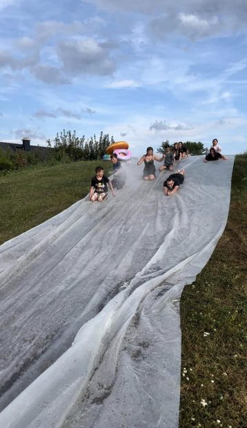 SOMMERPROGRAMM DER FEUERWEHRJUGEND: WASSERRUTSCHE