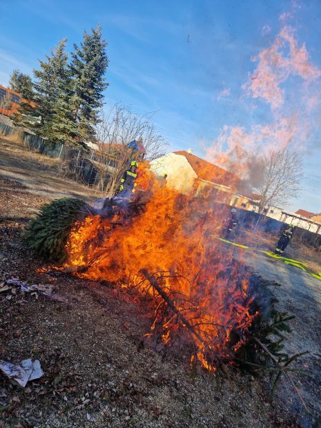 JUGENDSTUNDE: CHRISTBAUMBRANDÜBUNG