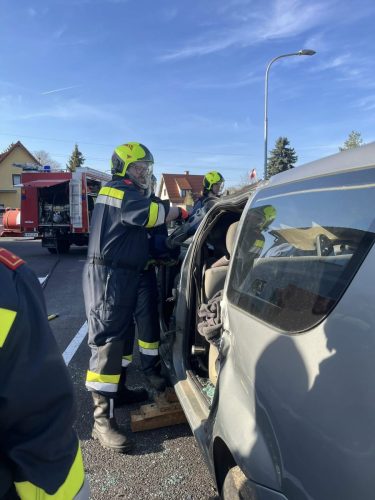 12042025 Übung Menschenrettung aus KFZ 6